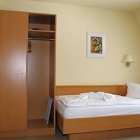 Отель Am Berg Garni 3*